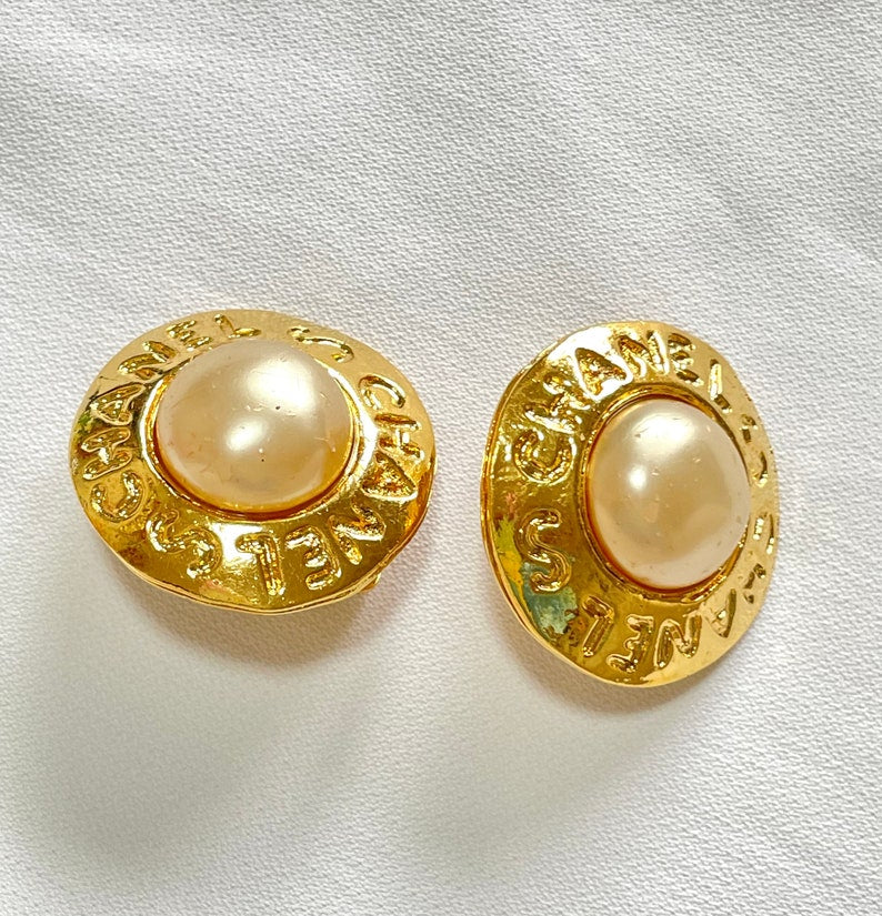 CHANEL Vintage golden round shape faux pearl earrings with cutout logo