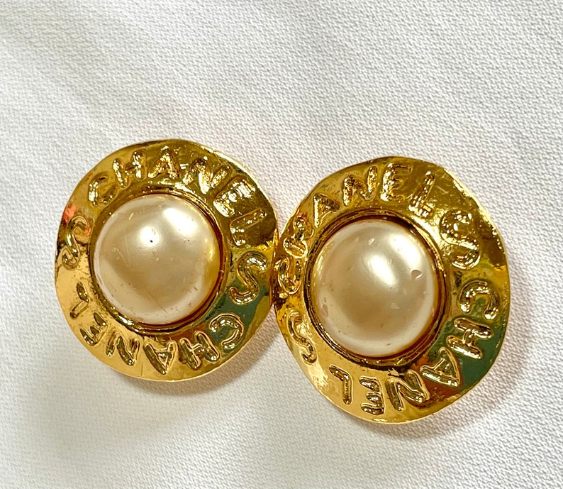 CHANEL Vintage golden round shape faux pearl earrings with cutout logo