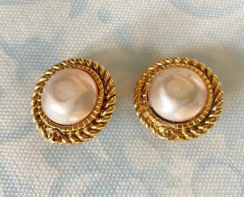 CHANEL Vintage golden earrings with pearl and CC motif