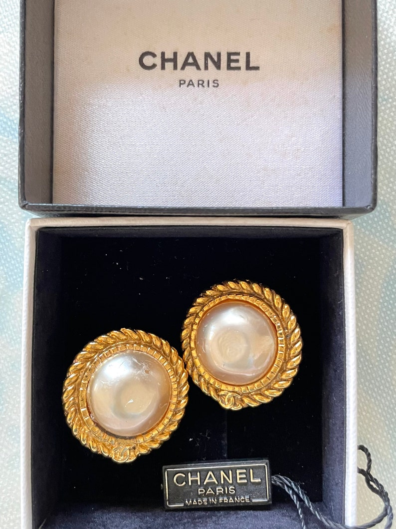 CHANEL Vintage golden earrings with pearl and CC motif