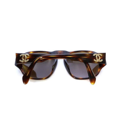 CHANEL Vintage brown oval frame sunglasses with golden CC motifs at sides