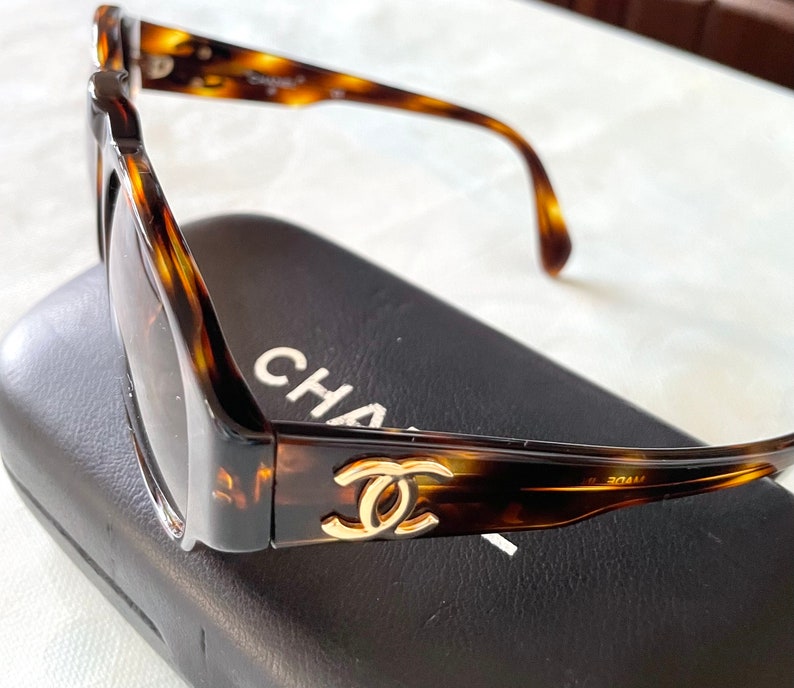 CHANEL Vintage brown oval frame sunglasses with golden CC motifs at sides