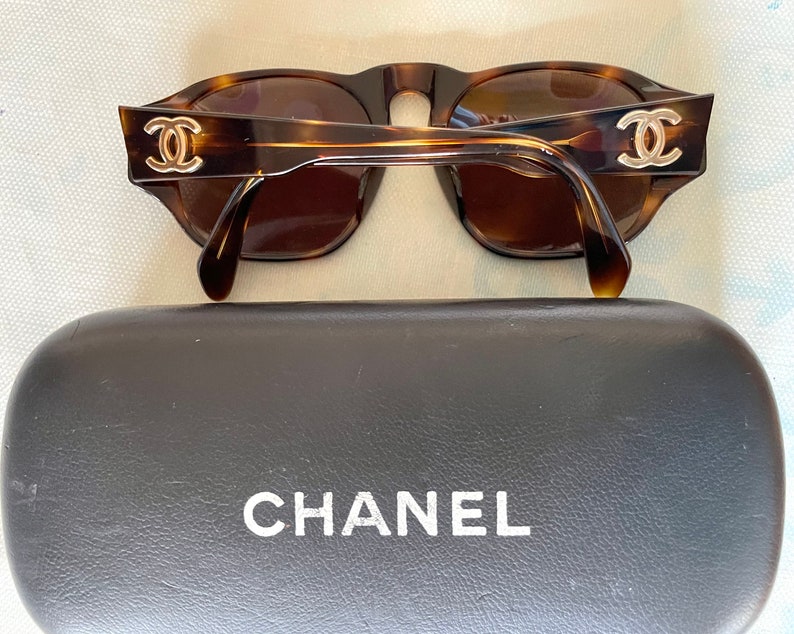 CHANEL Vintage brown oval frame sunglasses with golden CC motifs at sides