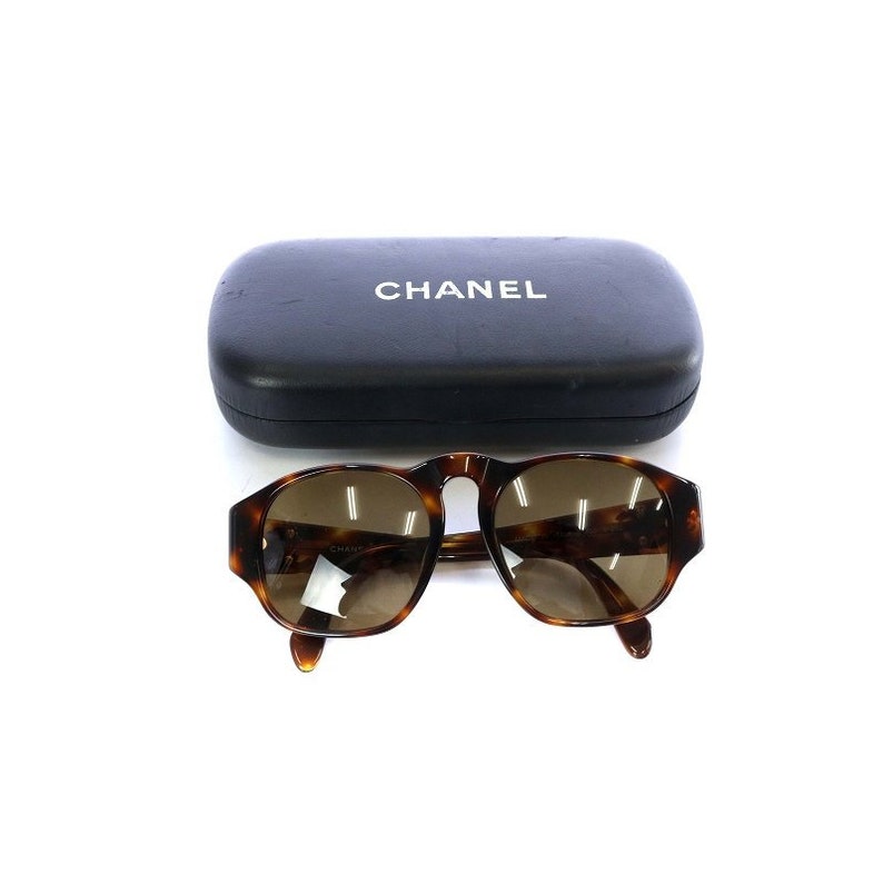 CHANEL Vintage brown oval frame sunglasses with golden CC motifs at sides