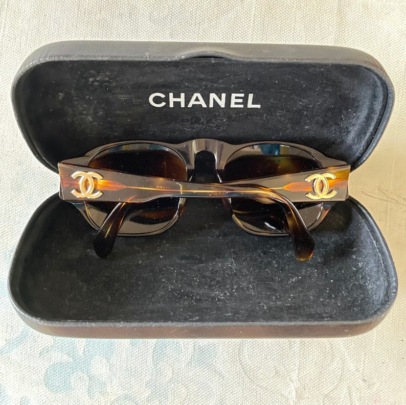 CHANEL Vintage brown oval frame sunglasses with golden CC motifs at sides