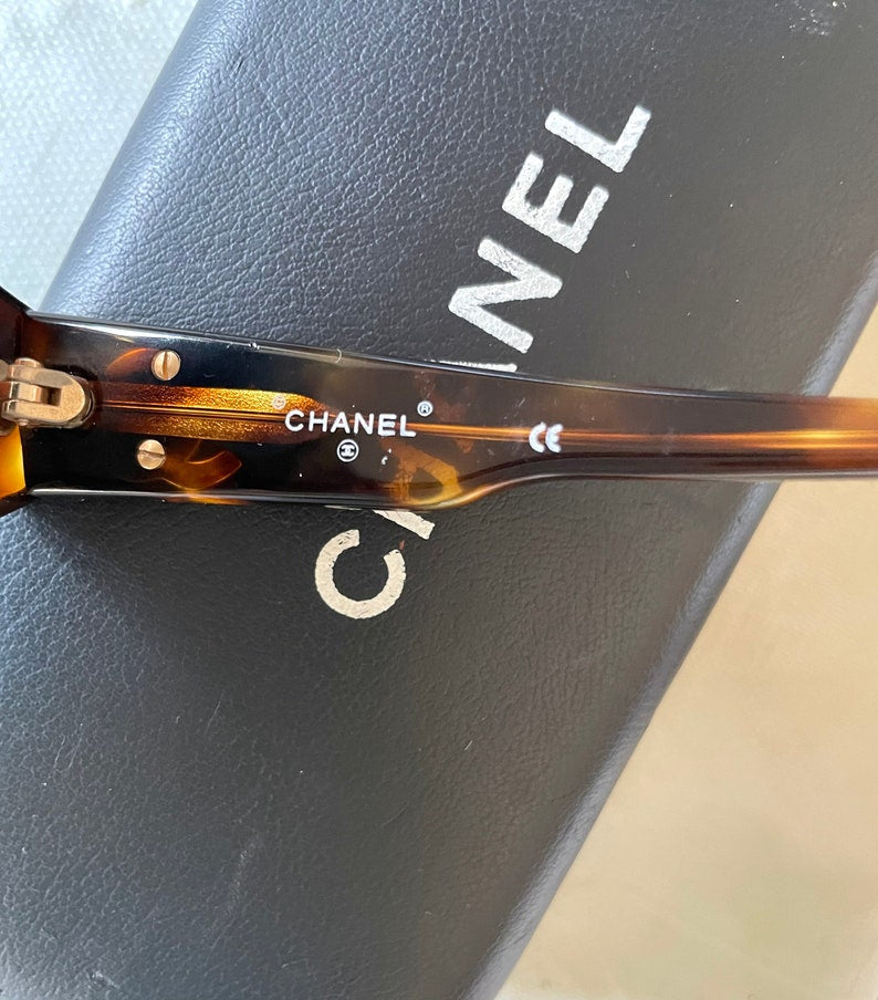 CHANEL Vintage brown oval frame sunglasses with golden CC motifs at sides