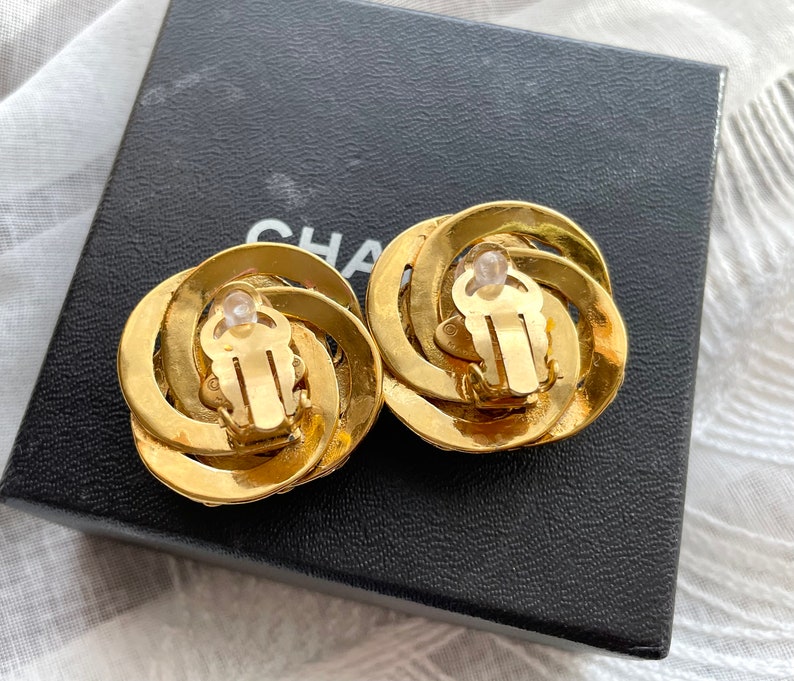 CHANEL Vintage golden flower frame and pearl earrings with CC mark