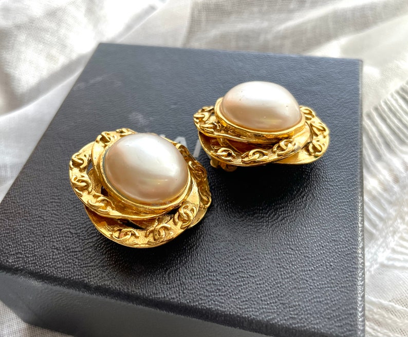 CHANEL Vintage golden flower frame and pearl earrings with CC mark