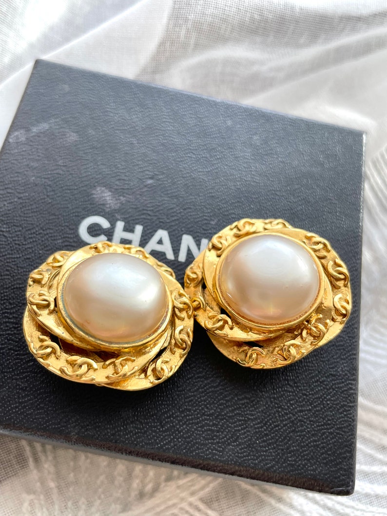 CHANEL Vintage golden flower frame and pearl earrings with CC mark