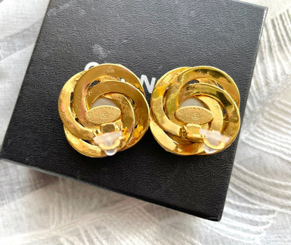 CHANEL Vintage golden flower frame and pearl earrings with CC mark