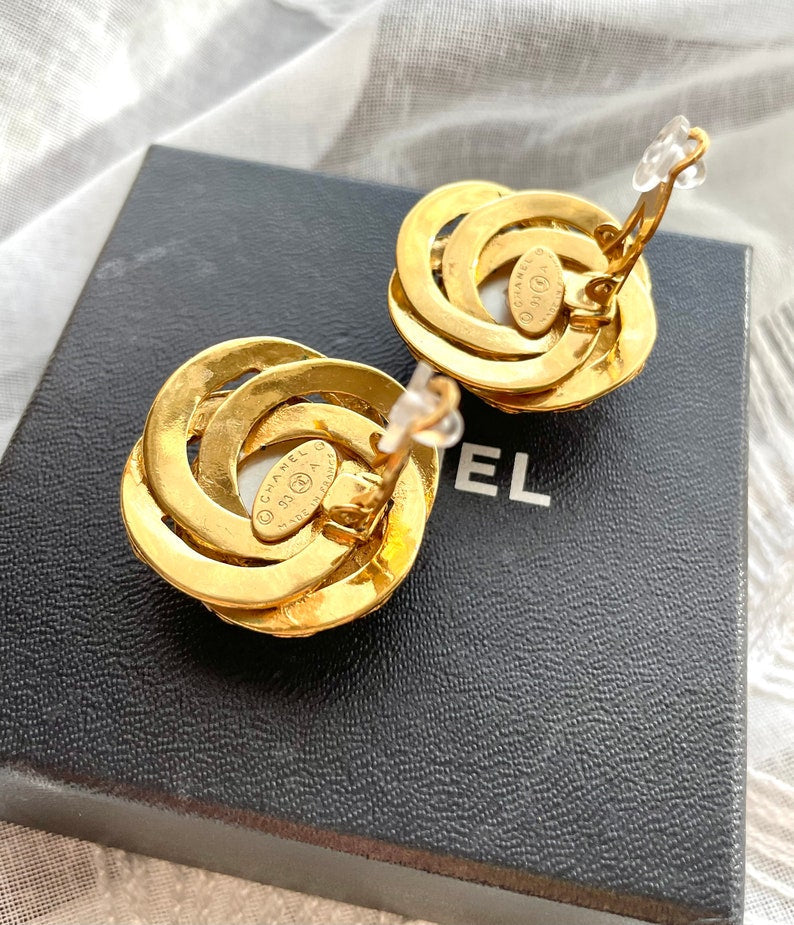 CHANEL Vintage golden flower frame and pearl earrings with CC mark