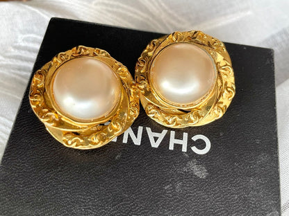 CHANEL Vintage golden flower frame and pearl earrings with CC mark