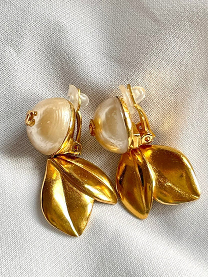 CHANEL Vintage flower and leaf design faux pearl CC earrings