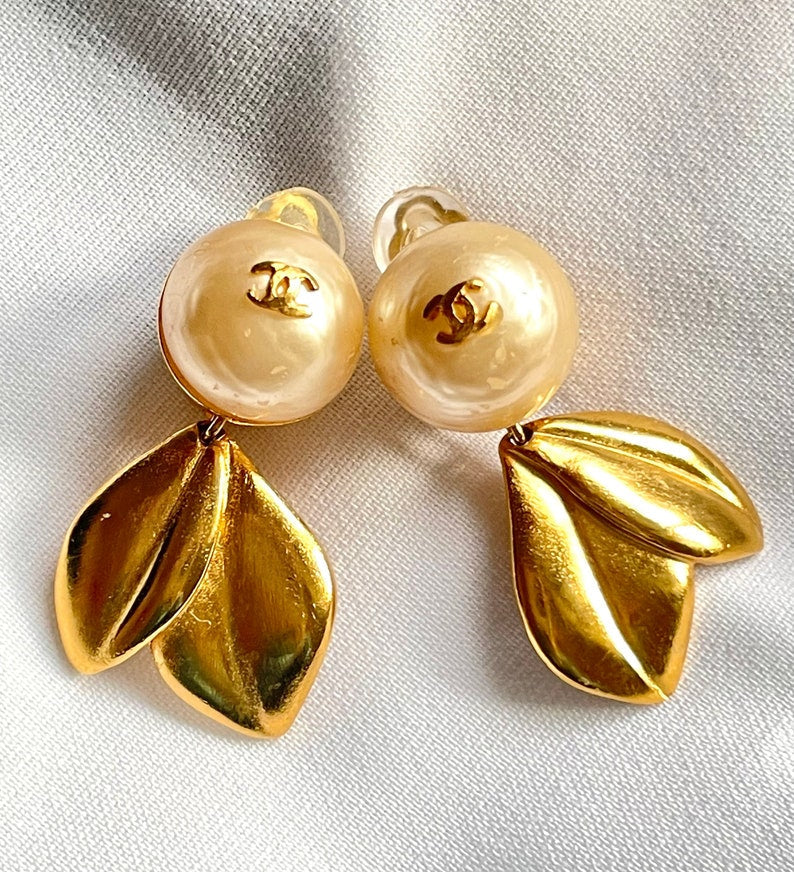 CHANEL Vintage flower and leaf design faux pearl CC earrings