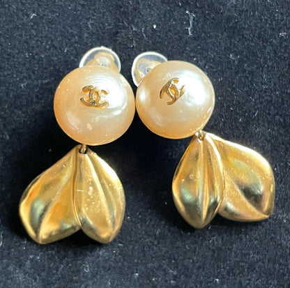 CHANEL Vintage flower and leaf design faux pearl CC earrings