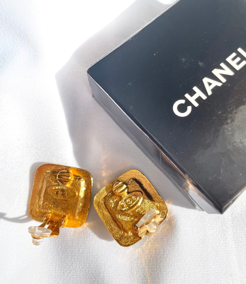 CHANEL Vintage green gripoix earrings with golden frame and logo