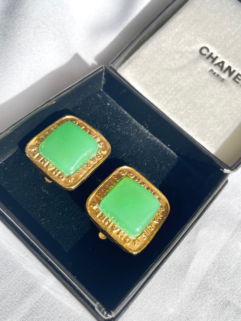 CHANEL Vintage green gripoix earrings with golden frame and logo