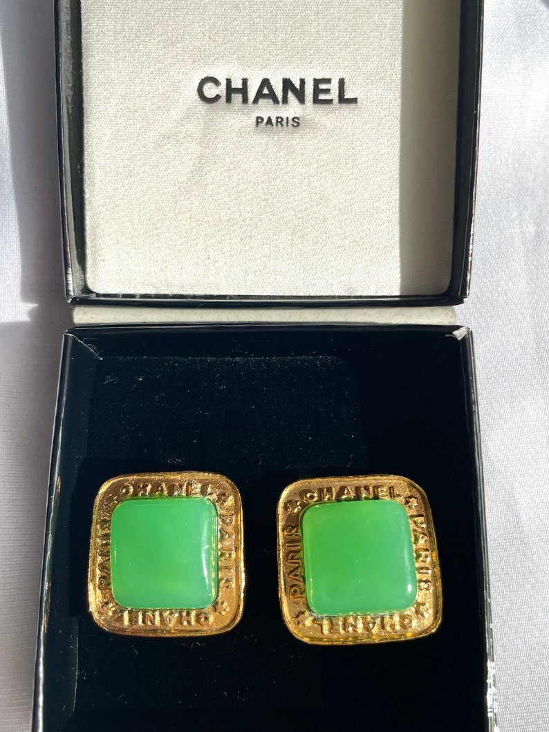 CHANEL Vintage green gripoix earrings with golden frame and logo