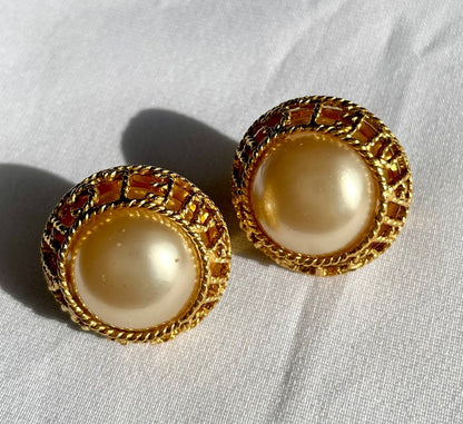 CHANEL Vintage golden round earrings with faux pearl and logo frame