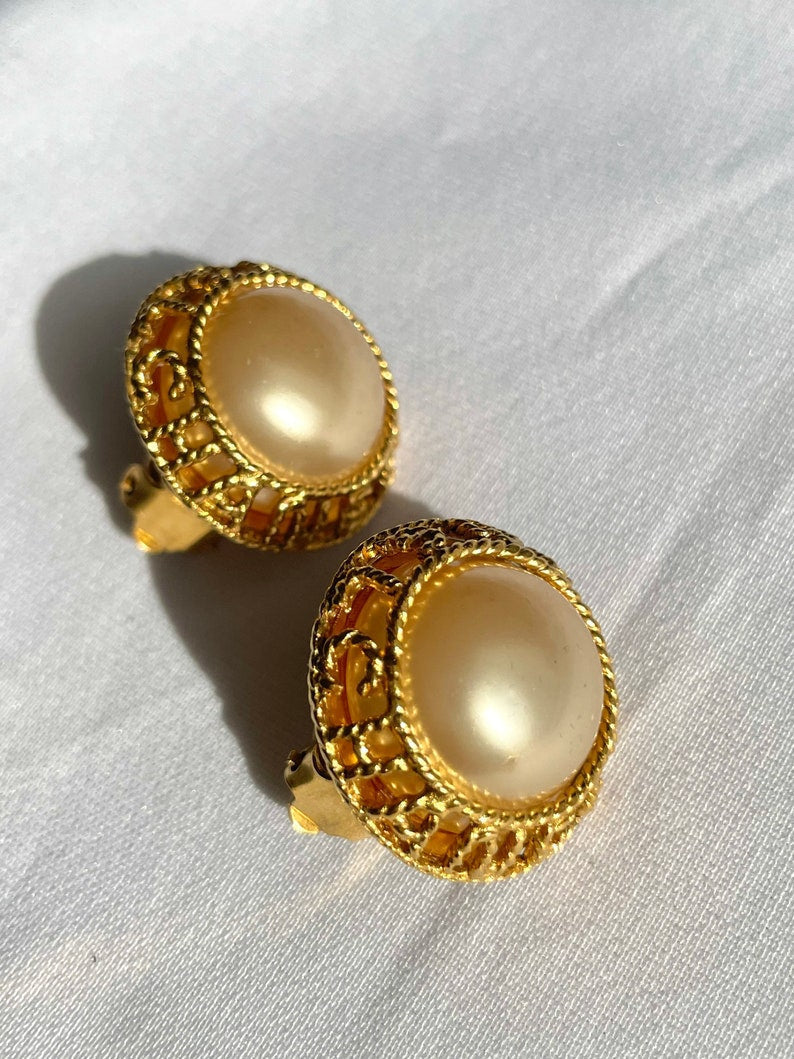 CHANEL Vintage golden round earrings with faux pearl and logo frame