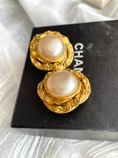 CHANEL Vintage golden flower frame and pearl earrings with CC mark