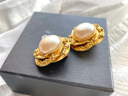 CHANEL Vintage golden flower frame and pearl earrings with CC mark