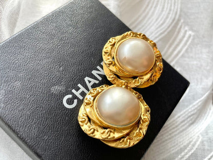 CHANEL Vintage golden flower frame and pearl earrings with CC mark