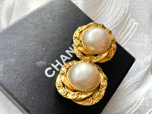 CHANEL Vintage golden flower frame and pearl earrings with CC mark