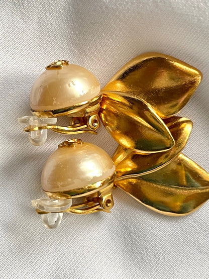 CHANEL Vintage flower and leaf design faux pearl CC earrings