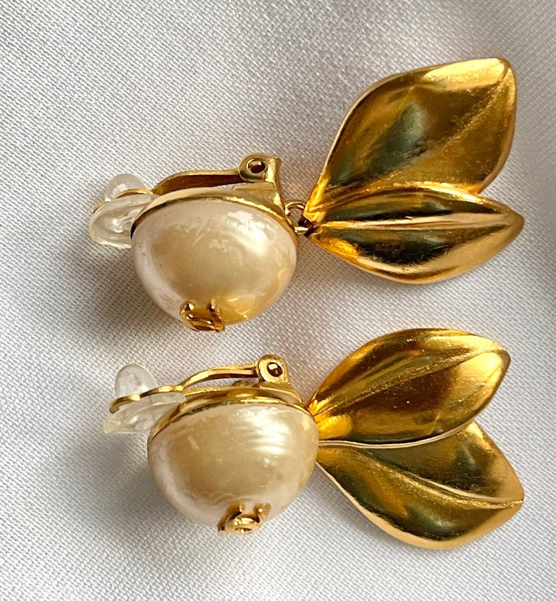 CHANEL Vintage flower and leaf design faux pearl CC earrings