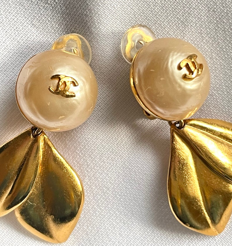 CHANEL Vintage flower and leaf design faux pearl CC earrings