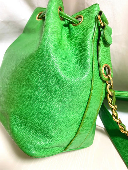 CHANEL Vintage green caviar leather hobo bucket shoulder bag with golden chain strap, drawstrings, and CC stitch mark