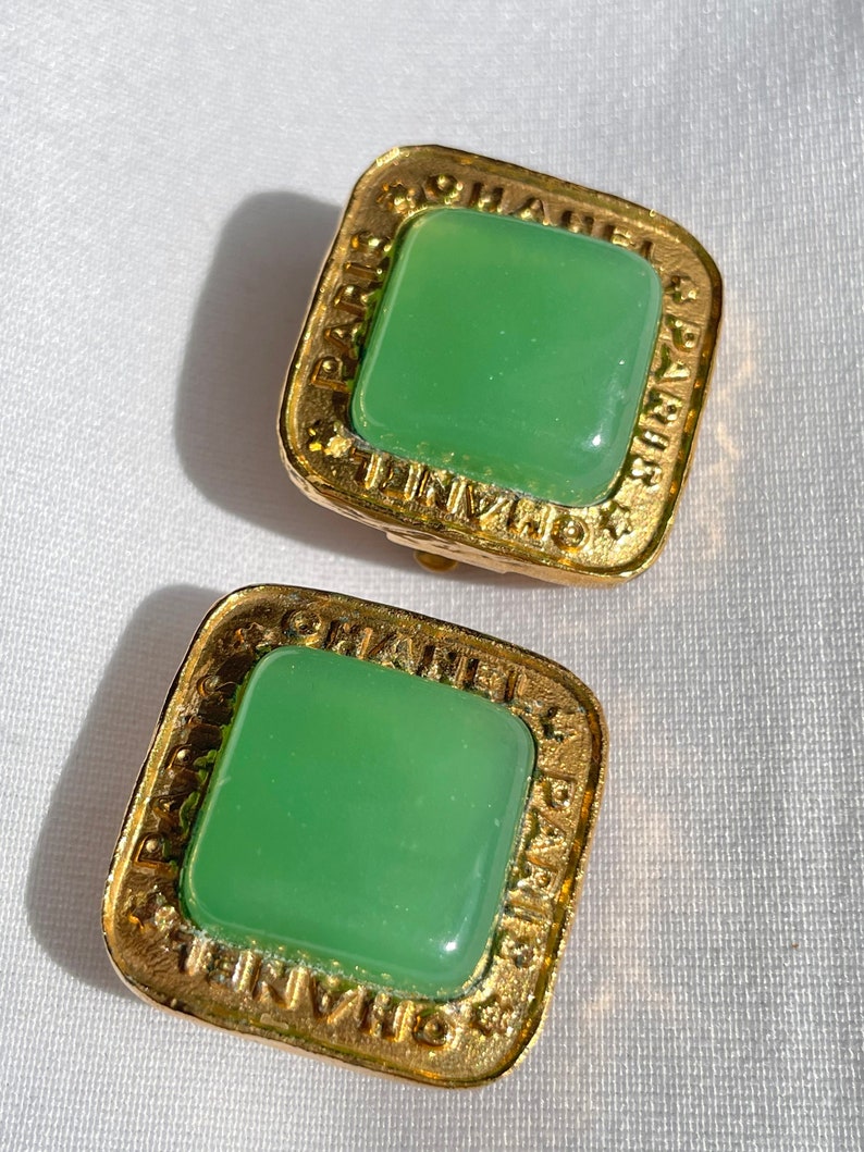 CHANEL Vintage green gripoix earrings with golden frame and logo