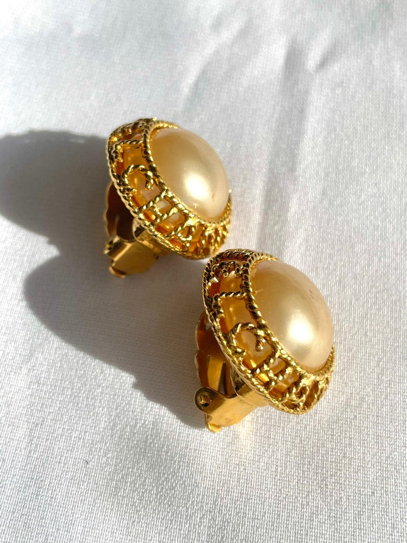 CHANEL Vintage golden round earrings with faux pearl and logo frame