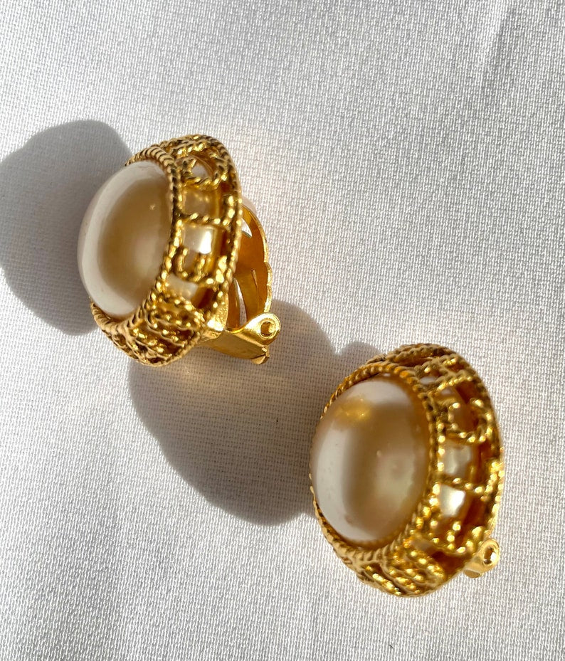 CHANEL Vintage golden round earrings with faux pearl and logo frame