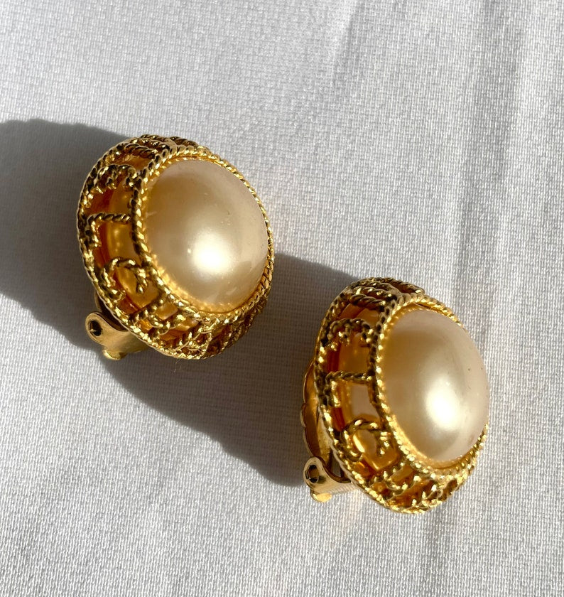 CHANEL Vintage golden round earrings with faux pearl and logo frame