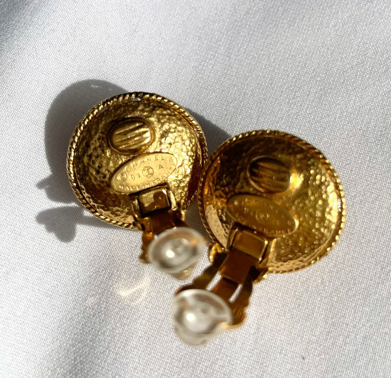 CHANEL Vintage golden round earrings with faux pearl and logo frame