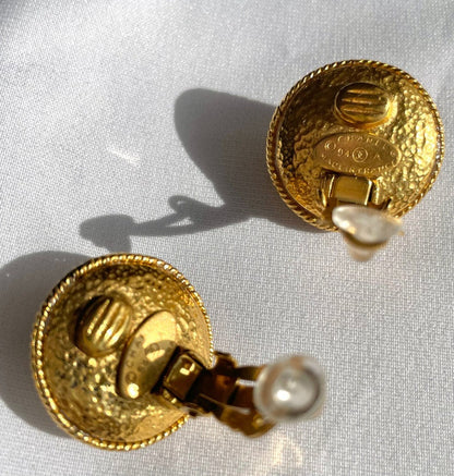 CHANEL Vintage golden round earrings with faux pearl and logo frame