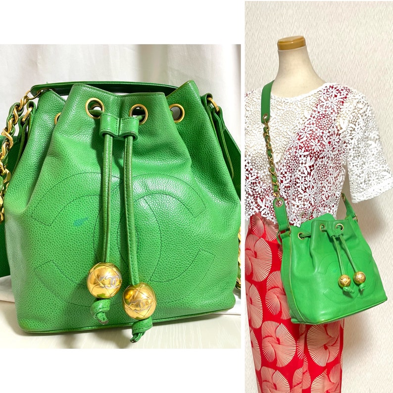 CHANEL Vintage green caviar leather hobo bucket shoulder bag with golden chain strap, drawstrings, and CC stitch mark