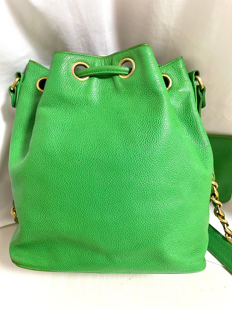 CHANEL Vintage green caviar leather hobo bucket shoulder bag with golden chain strap, drawstrings, and CC stitch mark