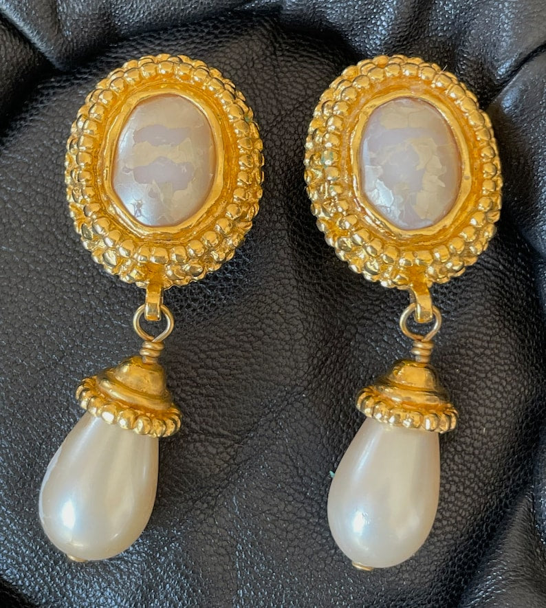 CHANEL Vintage oval shape and teardrop pearl dangle earrings with golden frames