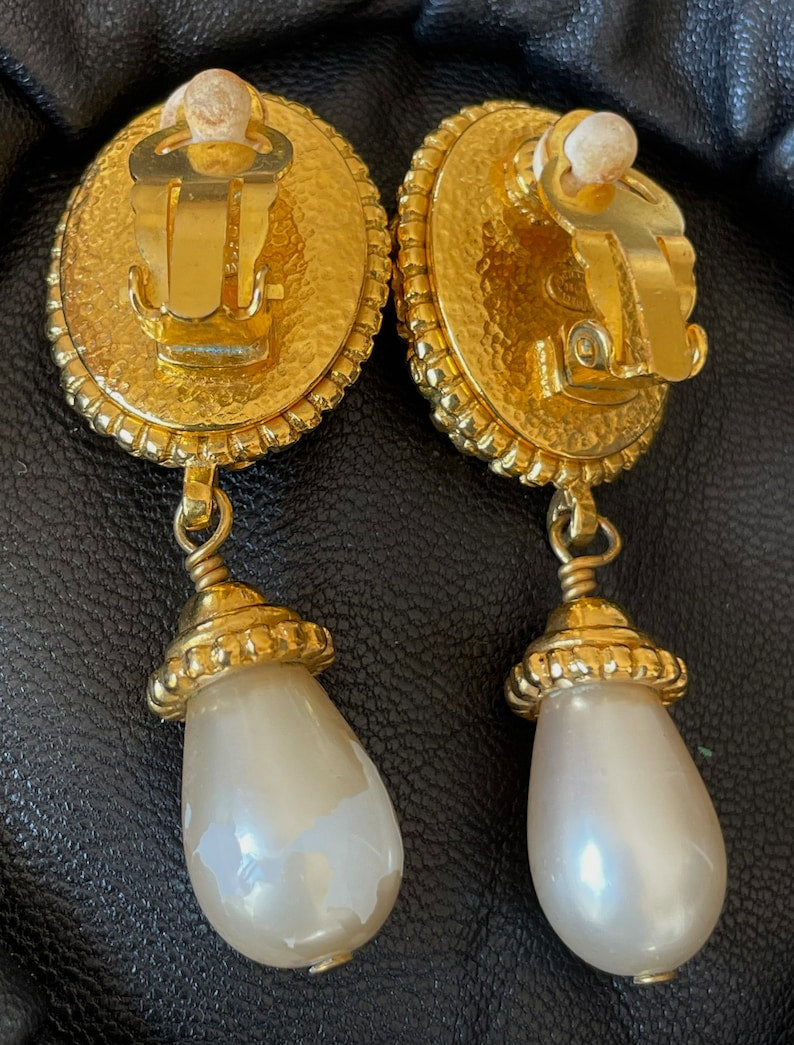 CHANEL Vintage oval shape and teardrop pearl dangle earrings with golden frames