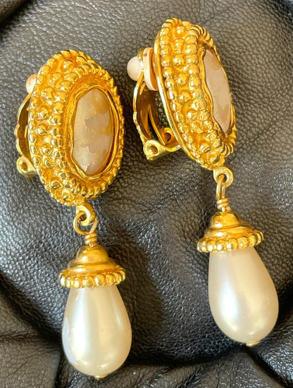 CHANEL Vintage oval shape and teardrop pearl dangle earrings with golden frames