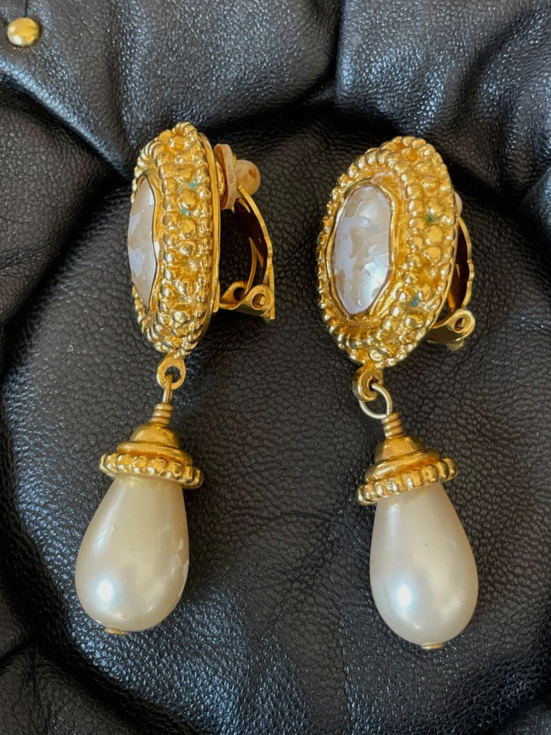 CHANEL Vintage oval shape and teardrop pearl dangle earrings with golden frames