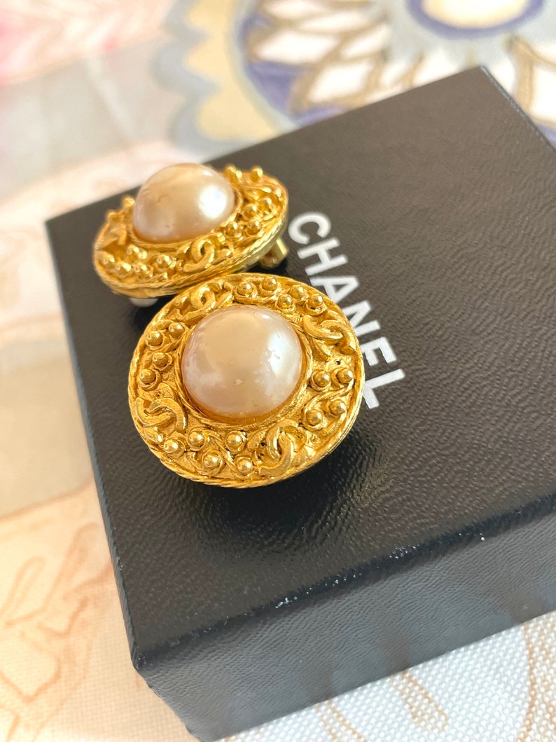 CHANEL Vintage round earrings with CC mark golden frames, faux pearl earrings