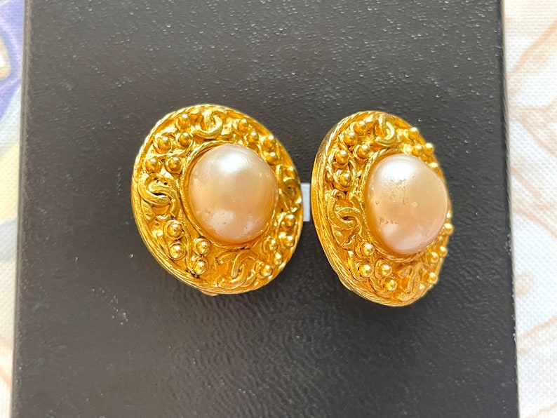 CHANEL Vintage round earrings with CC mark golden frames, faux pearl earrings