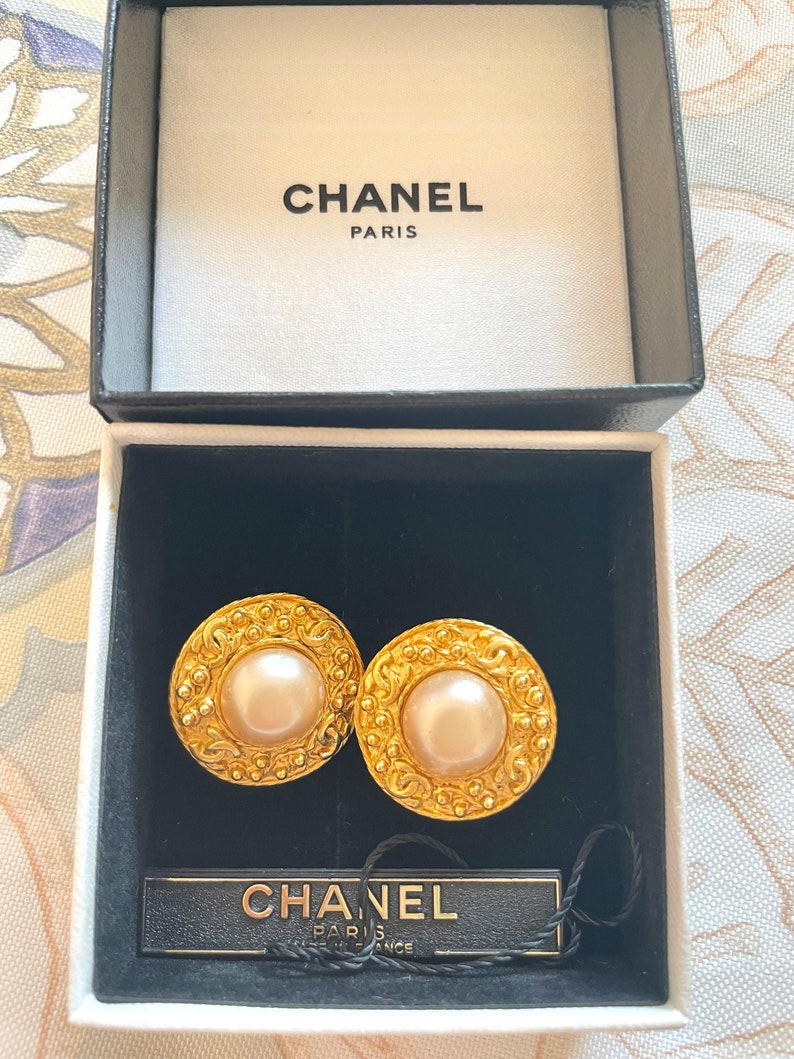 CHANEL Vintage round earrings with CC mark golden frames, faux pearl earrings