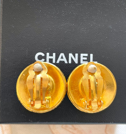 CHANEL Vintage round earrings with CC mark golden frames, faux pearl earrings