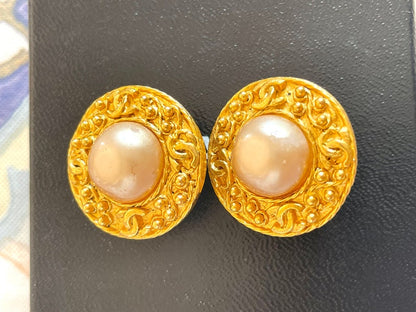 CHANEL Vintage round earrings with CC mark golden frames, faux pearl earrings