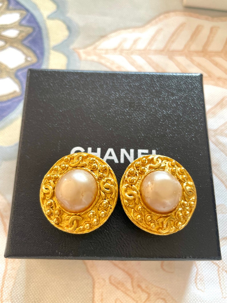 CHANEL Vintage round earrings with CC mark golden frames, faux pearl earrings